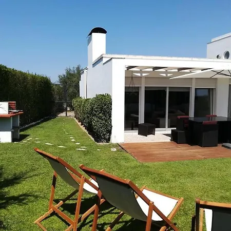 Vivenda Com Piscina Perto Da *